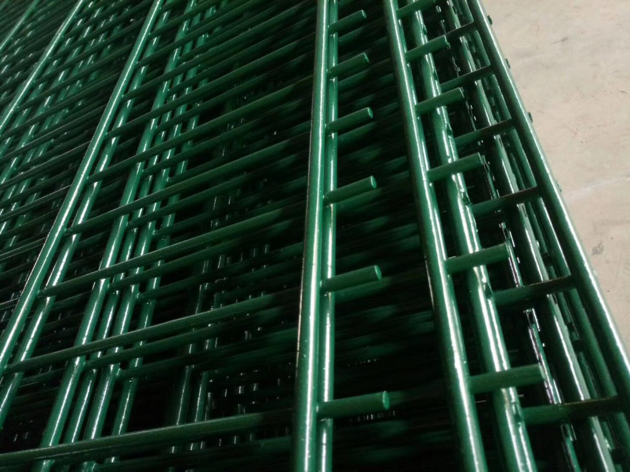 What are the advantages of the Welded Mesh Fence?