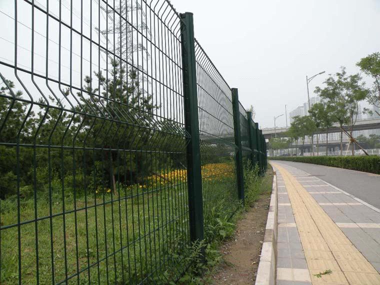 The use of welded mesh fence panels