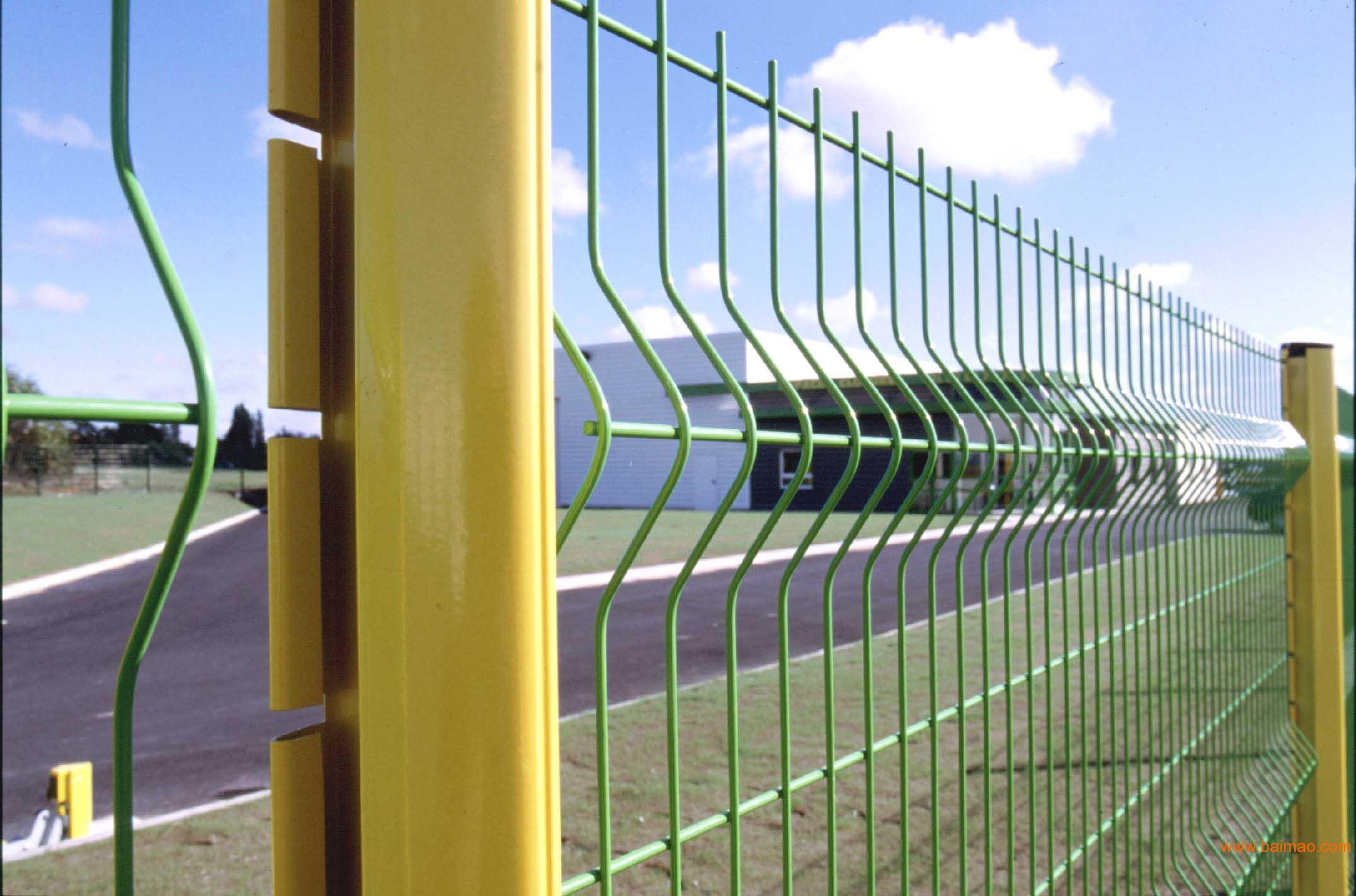 What are the advantages and functions of the welded mesh fence?