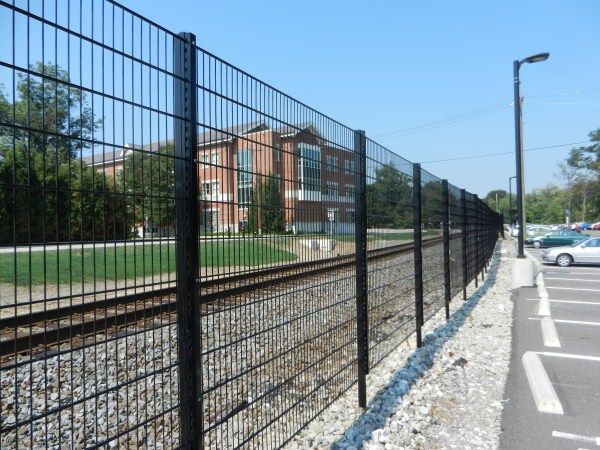 What is the advantages and application of the welded mesh fence？