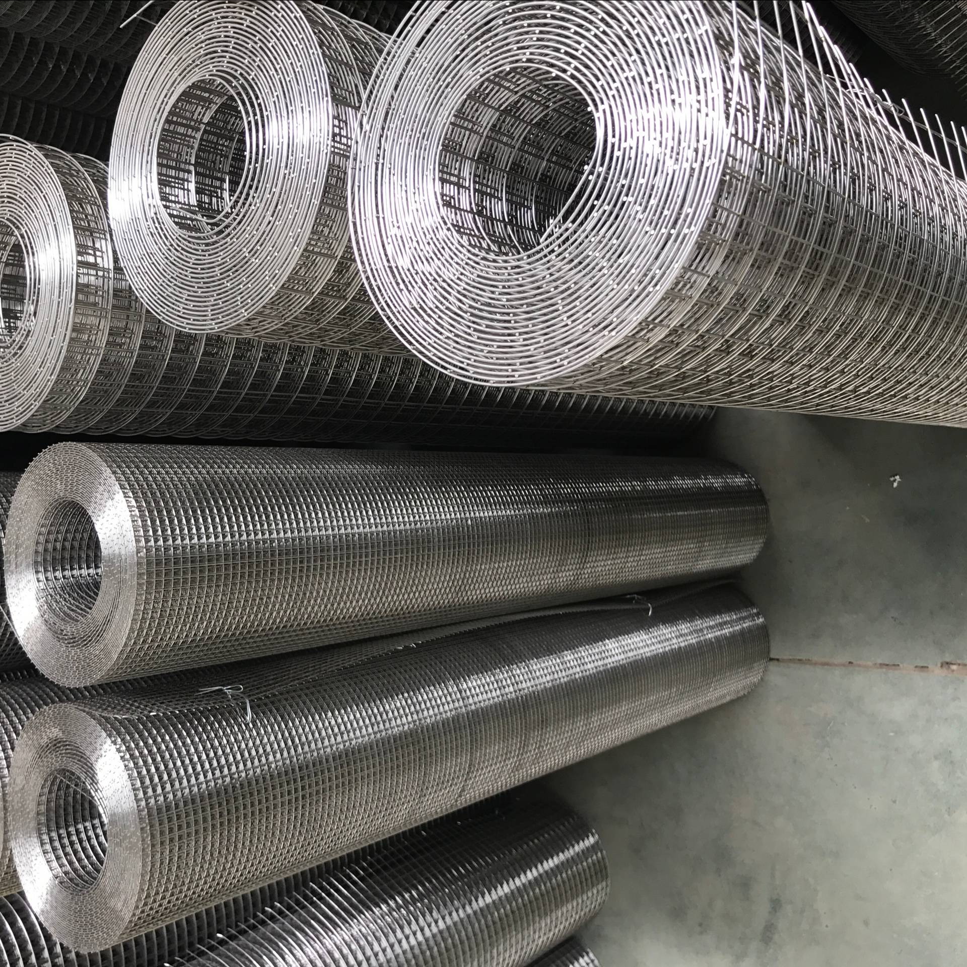 PVC coated V pressed welded mesh fence