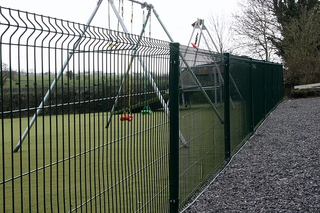 The advantages and application of the welded mesh fence