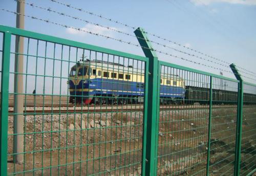 Dip welded mesh fence