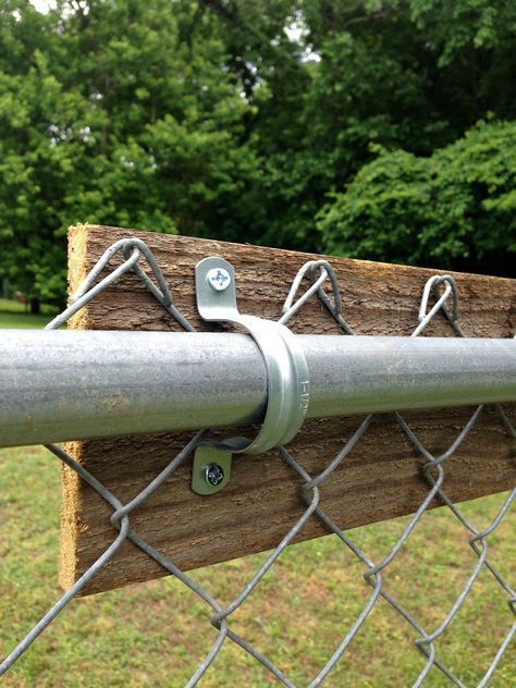 Chain link fence gate