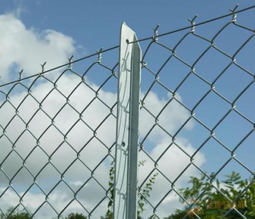 The chain link fence manufactured by our company adopts the hook-and-loop processing technology