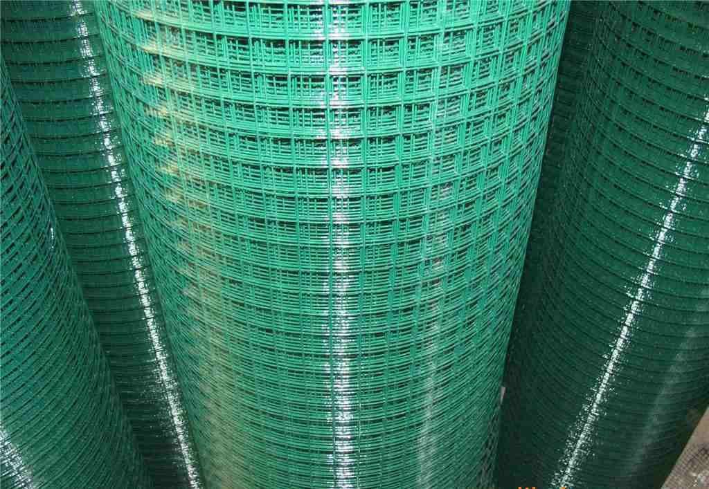 Manufacture of welded mesh fence