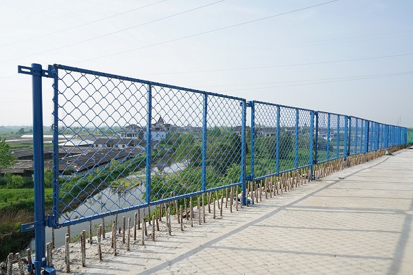 Problems in the construction of railway fence nets