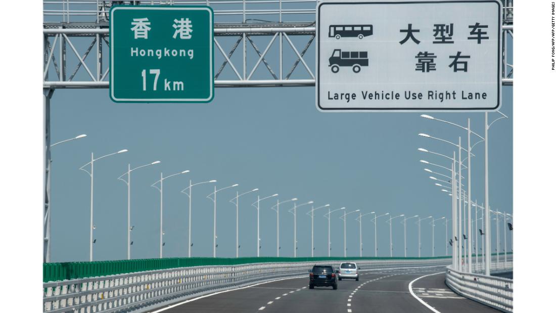 Beijing-style traffic barrier features