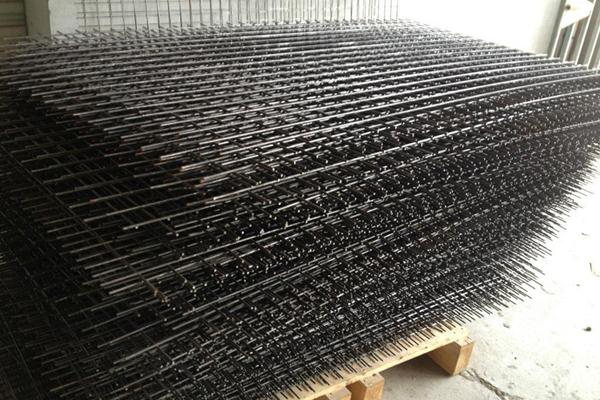 Steel mesh fence which surface treatment is better