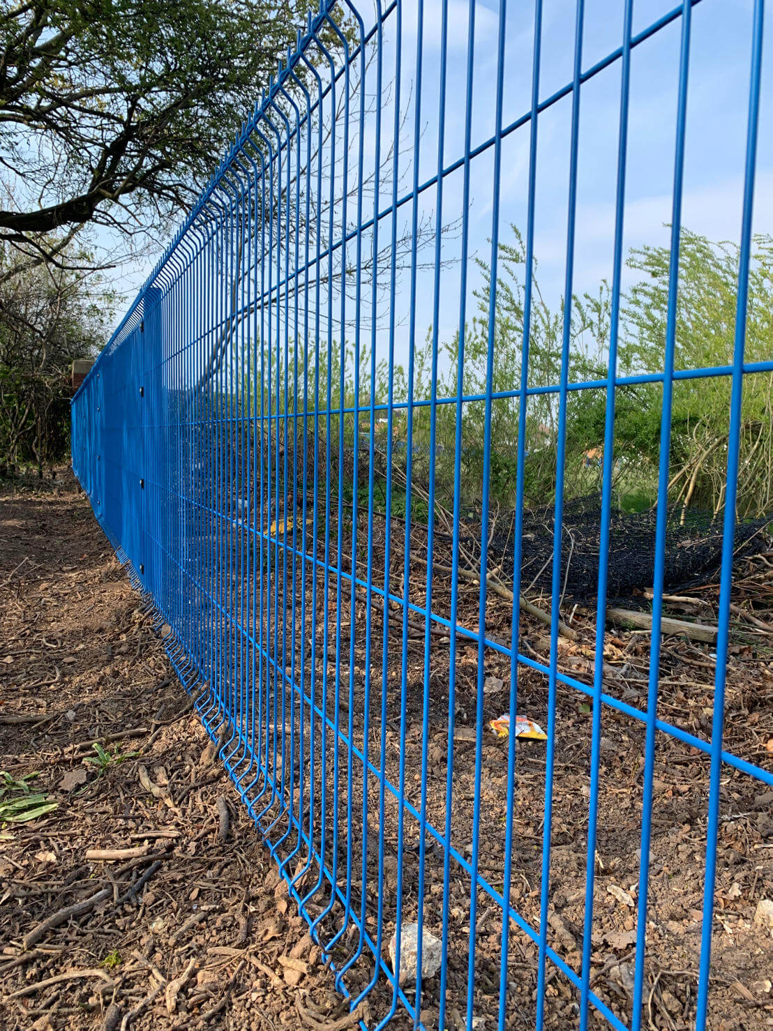 Precautions in the construction of mesh fence