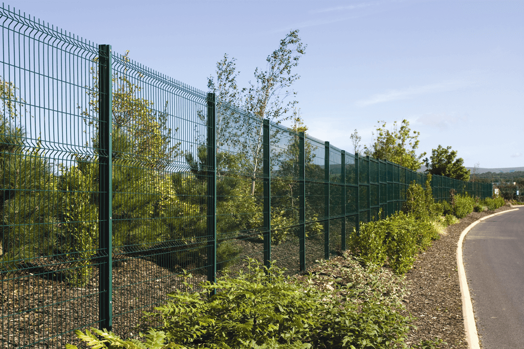 The difference between highway fence and railway fence