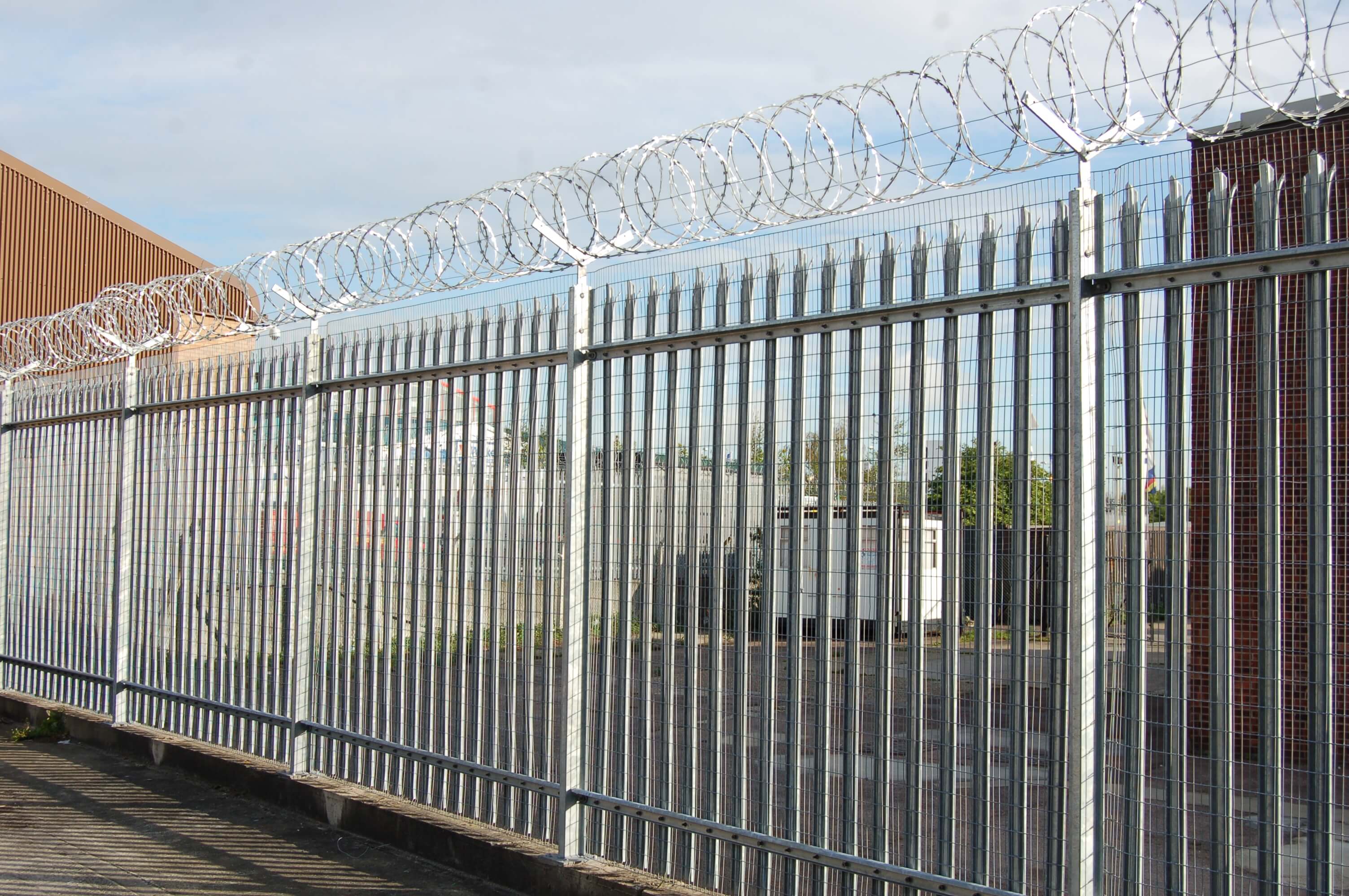 Construction requirements for wire mesh fence