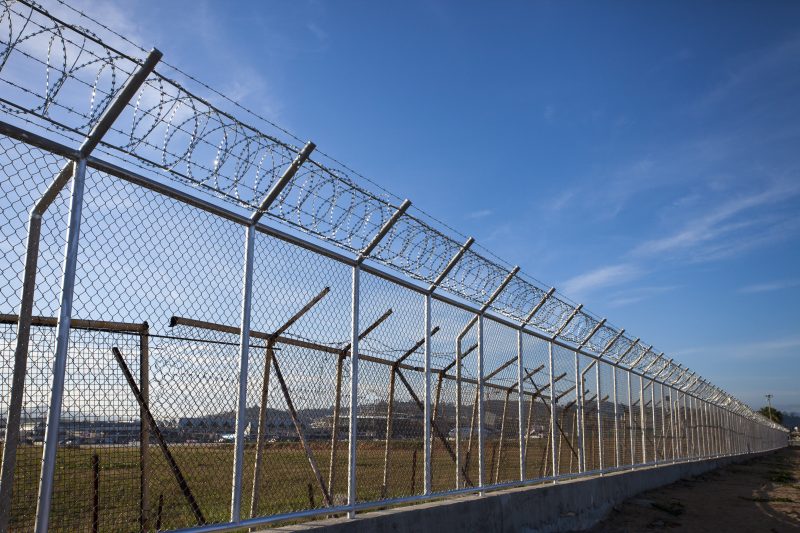 Note on the installation of barbed wire in special environment