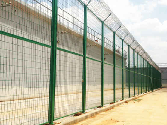 How to install the prison blade gill net fence