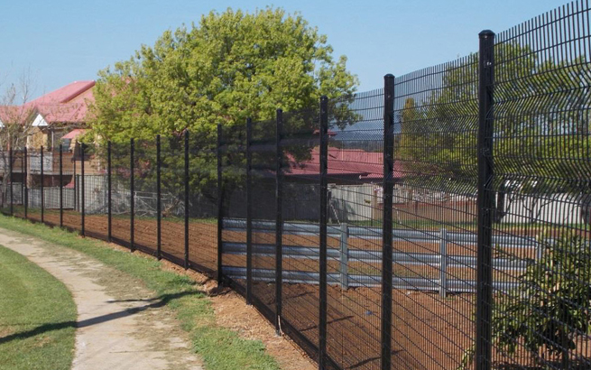 How to use the  wire mesh  fence