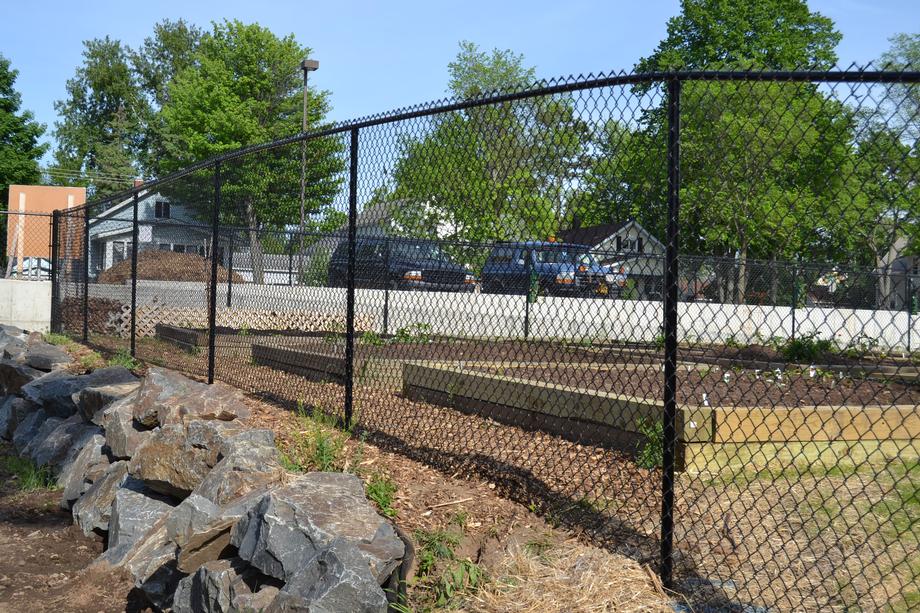 Why is the galvanized fence mesh of the community getting better and better?