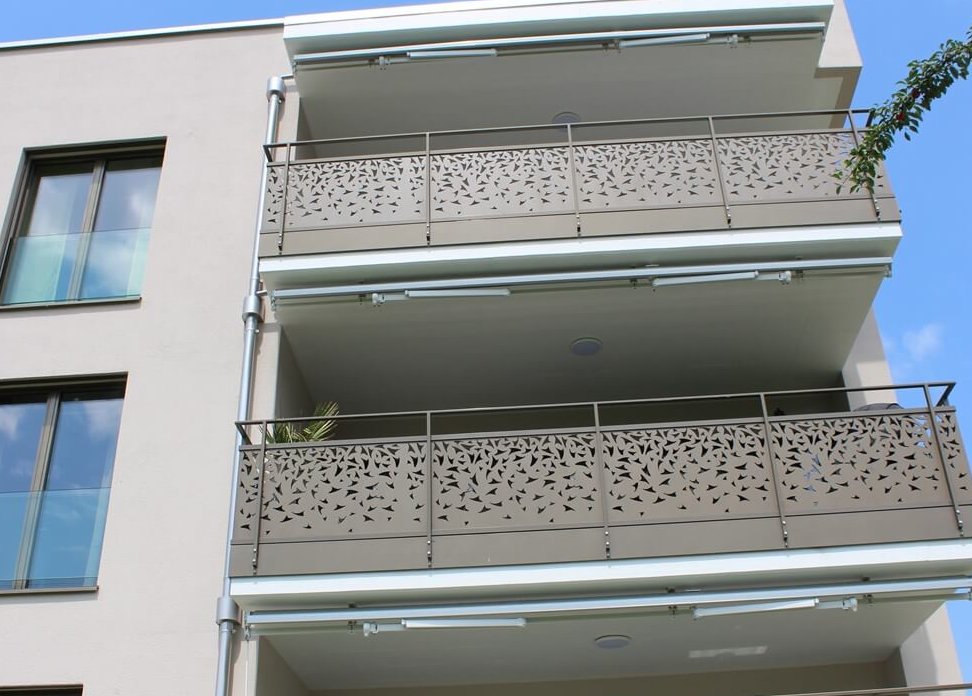 What are the requirements for balcony fence design?