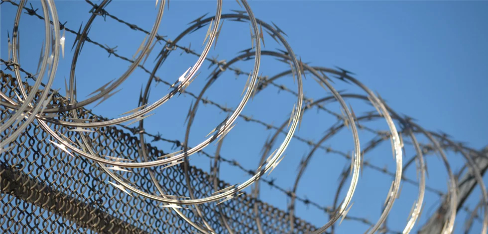 Reasonable matching of razor wire and fence mesh