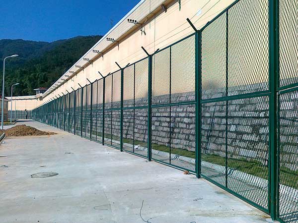 Application characteristics of wire fence network