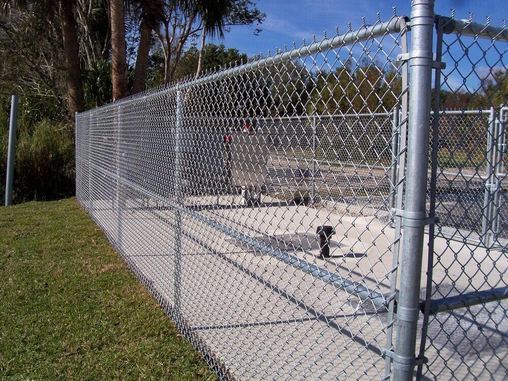 Assembly features of chain link fence