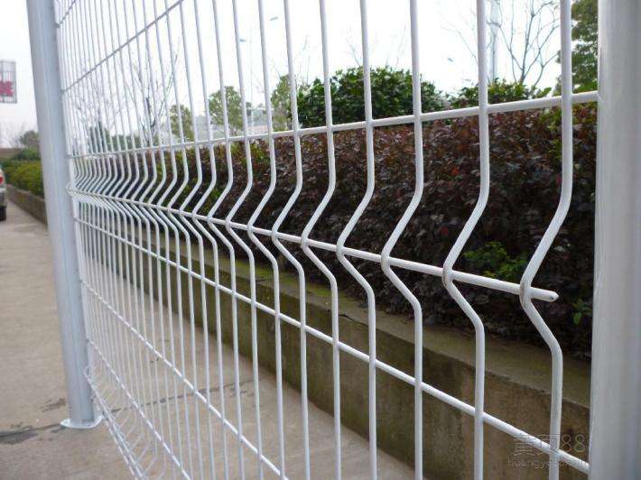 Triangle Bent Fence Mesh Surface Treatment