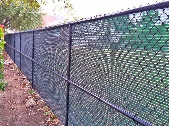 The manufacturer introduces the characteristics and uses of galvanized chain link fence