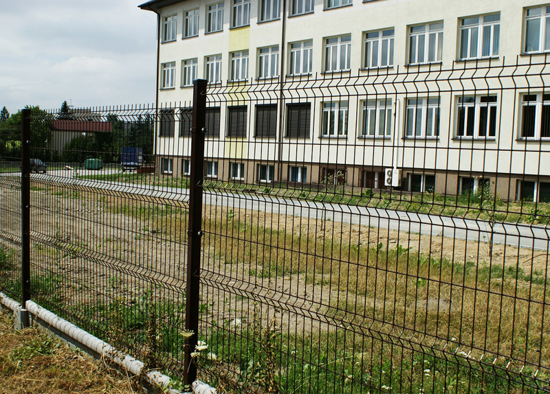 How high is the villa fence?