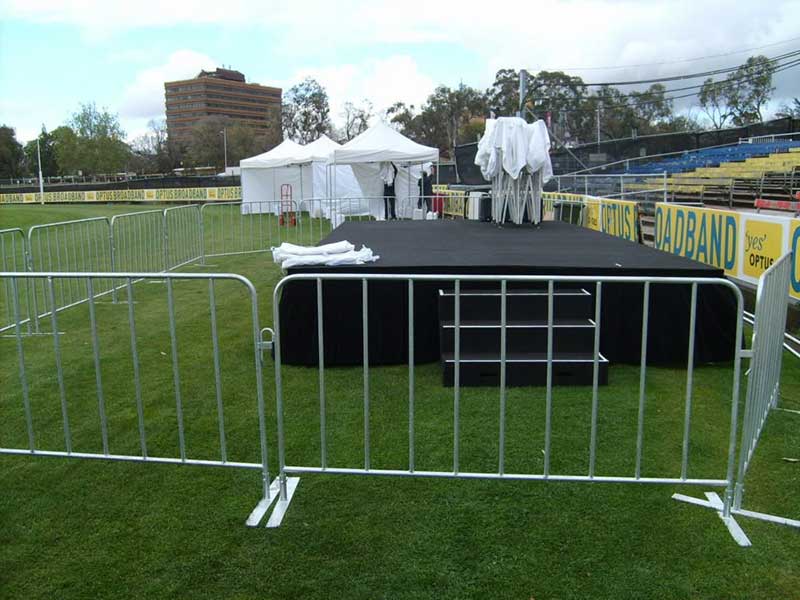 Construction process of road isolation fence