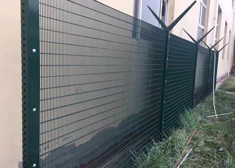 The difference between galvanized wire fence and ordinary fence