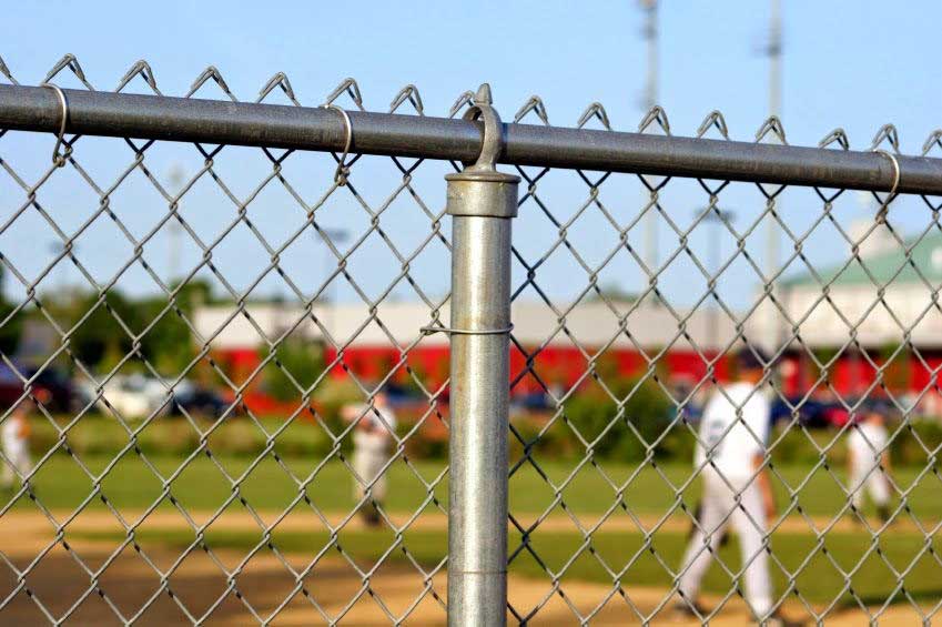 Installation method of chain link fence