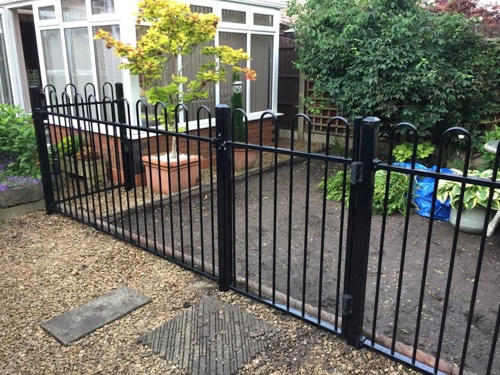 Advantages of metal fencing in a home