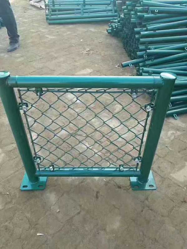 Plastic-coated chain link fence installation, simple and convenient