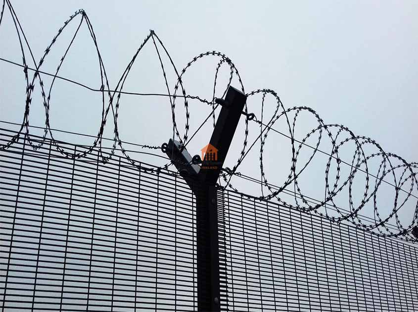 The Art of Balancing: The Aesthetics and Functionality of Airport Fence