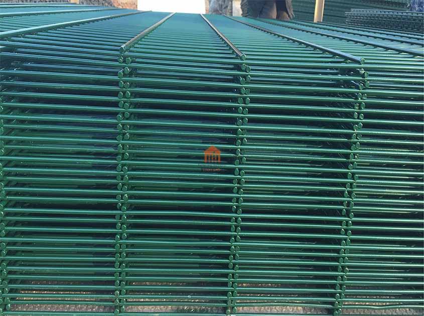 Overcome the challenge of rusting Double Wire Mesh fence