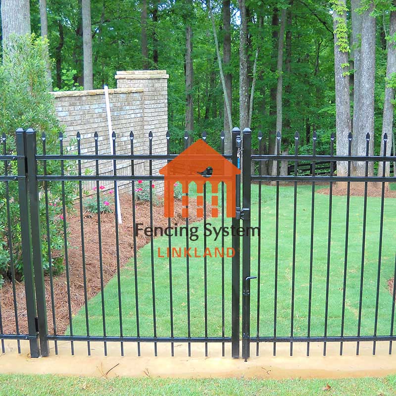 correctly choose the material and accessories of Steel Picket Fence