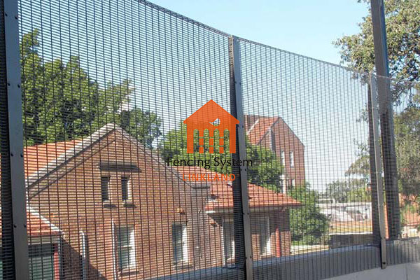 Effect of razor wire top on the effectiveness of fence for prison